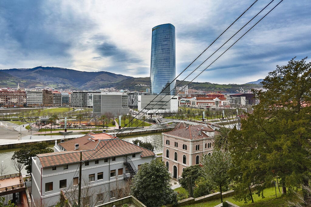 Vista de Bilbao y Abandoibarra desde los jardines de la residencia Ntra Sra del Rosario